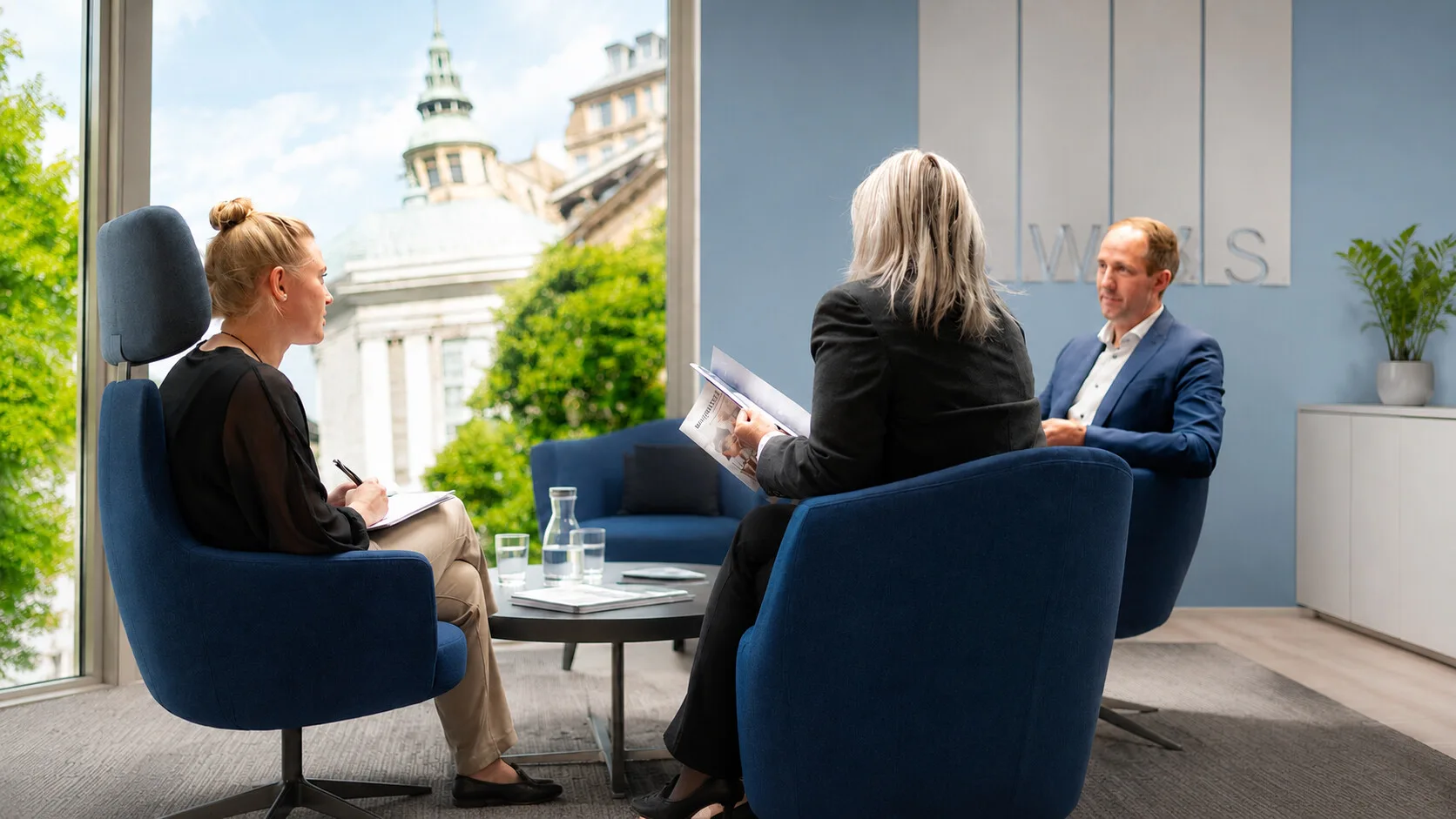Mandantengespräch in der Lounge der WWS-Gruppe