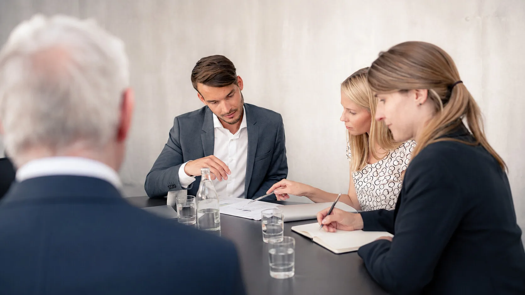 Beratungsgespräch am Konferenztisch der WWS-Gruppe